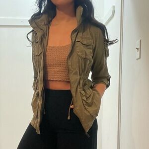 🌿 Stylish H&M Olive Green Jacket – Women’s Size 4 🌿